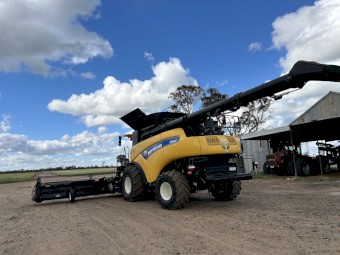 2016 New Holland 9.90 + 40ft Macdon D65