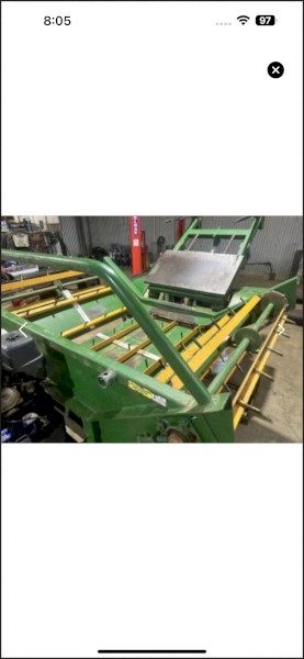Round bale feeder with powerpack Elsworth