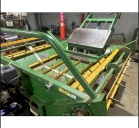 Round bale feeder with powerpack Elsworth