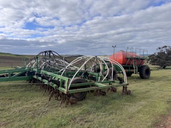 2005 Ausplow D300-32 DBS N Series 32ft Bar with 9000L Air Cart