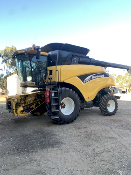 2004 New Holland CR940 Header with 30ft Honeybee Draper Front with Trailer