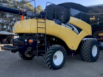 2004 New Holland CR940 Header with 30ft Honeybee Draper Front with Trailer