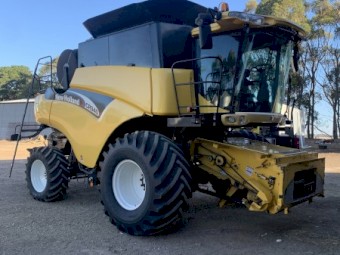2004 New Holland CR940 Header with 30ft Honeybee Draper Front with Trailer