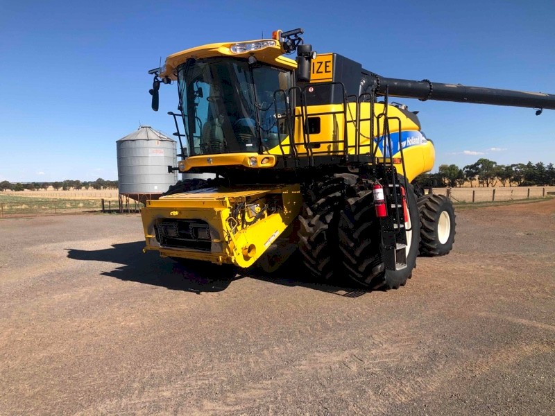 2011 New Holland CR 9080 Header with 41ft Honey Bee 94C Draper Front