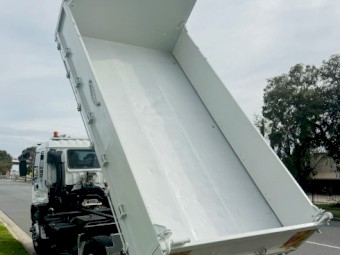 2004 Isuzu FVD950 3 way Tipper Truck