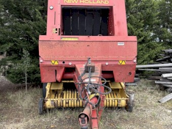New Holland 650 Round Bailer