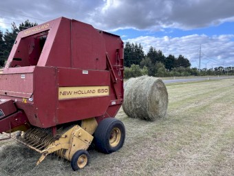 New Holland 650 Round Bailer
