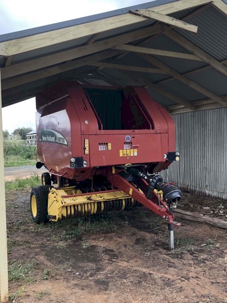 2004 New Holland BR 750 Round Baler