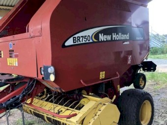 2004 New Holland BR 750 Round Baler