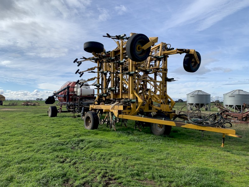 Airseeder with Morris 7180 Two Bin Air Cart