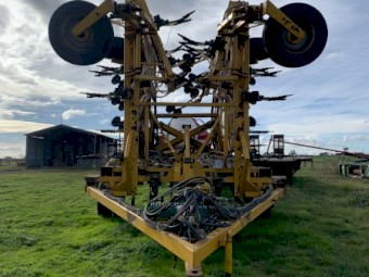 Airseeder with Morris 7180 Two Bin Air Cart