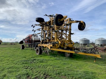 Airseeder with Morris 7180 Two Bin Air Cart