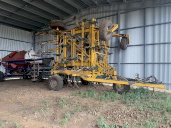 Airseeder with Morris 7180 Two Bin Air Cart