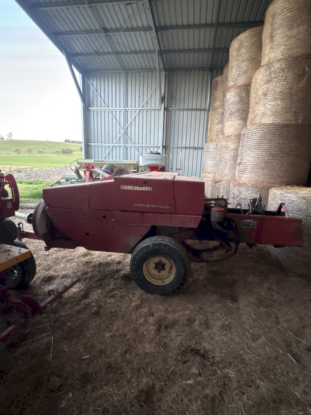 New Holland 417 square Baler