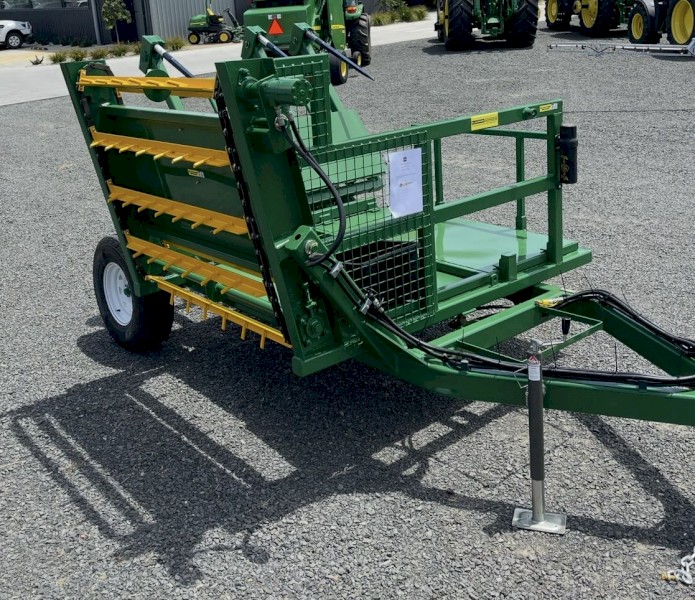 Square and round bale feeder New Elsworth