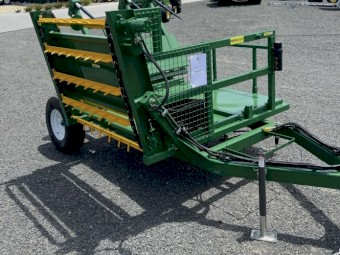 Square and round bale feeder New Elsworth