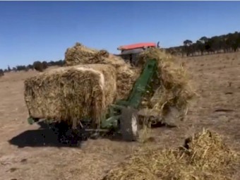 Square and round bale feeder New Elsworth