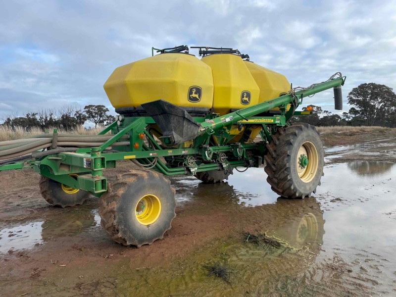 Under Auction - (A161)  John Deere 1910 340 Bushel Air Seeder 